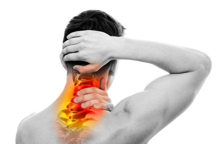 Symptómom cervikálnej osteochondrózy je konštantná alebo pulzujúca bolesť. 