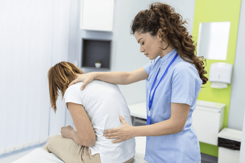 Ak chcete diagnostikovať bolesť chrbta v bedrovej oblasti, váš lekár vykoná fyzické vyšetrenie. 