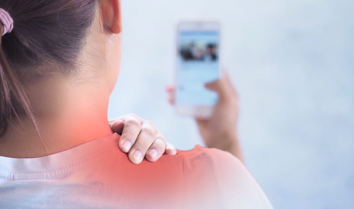 Najčastejšie bolí krk kvôli nesprávnemu držaniu tela, napríklad ak človek používa smartfón dlhší čas